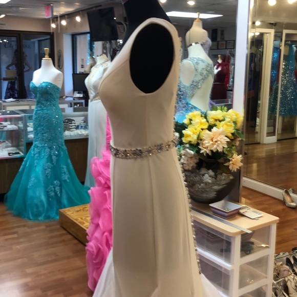 Ivory ruffled wedding gown with rhinestone belt - Picture 4 of 6